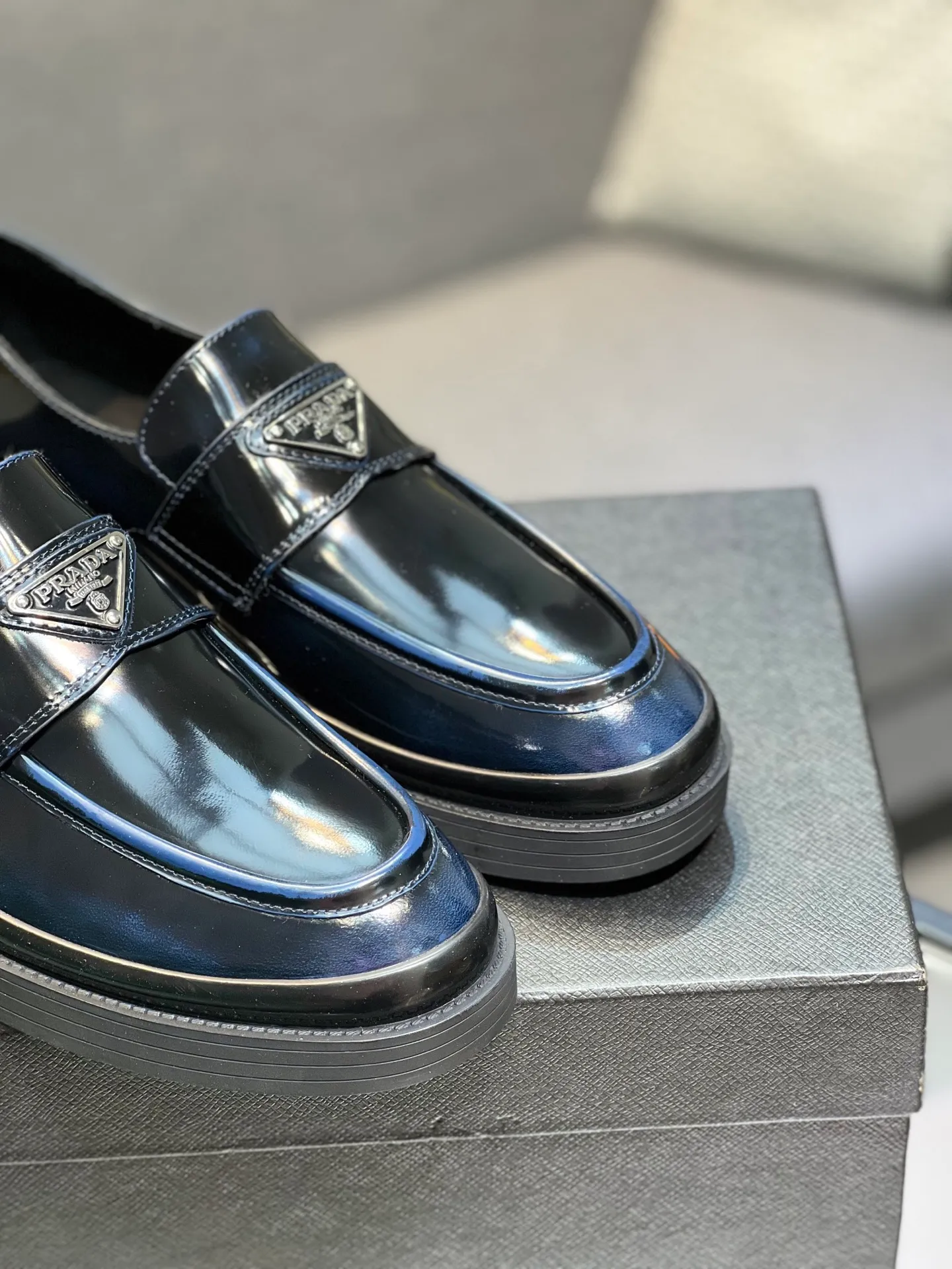 Men's clothing and shoes 💰860 Prada/Prada's new glossy leather loafers are made of open-edge beaded uppers imported from Italy, slip-on loafers style, large piece splicing design, durable and non-deforming, heavy-duty construction, exquisite mark stitching, same material ribbon decoration, blending classic and modern styles, lining with dyed calfskin, standard PRADA logo cowhide feet, original ultra-light matte texture and embossed leather outsole, light and not tired, excellent shock absorption effect, full foot comfort! Size: 39-44 (customized at 38.45)